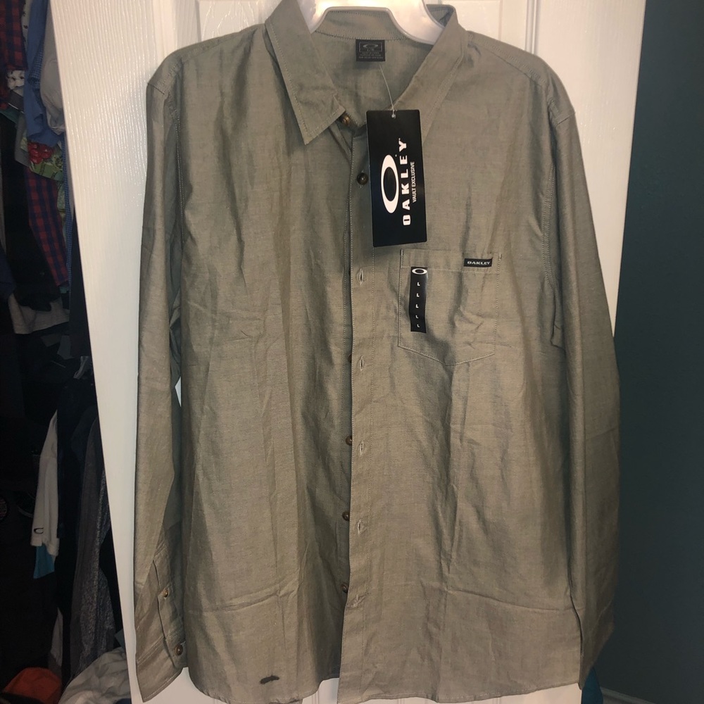 New with tags men collared button down